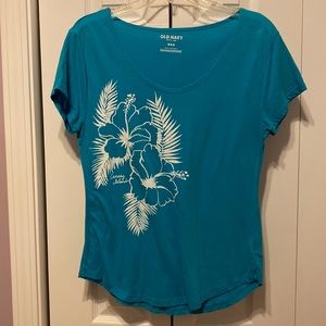 Short-sleeve, scoop neck graphic tee